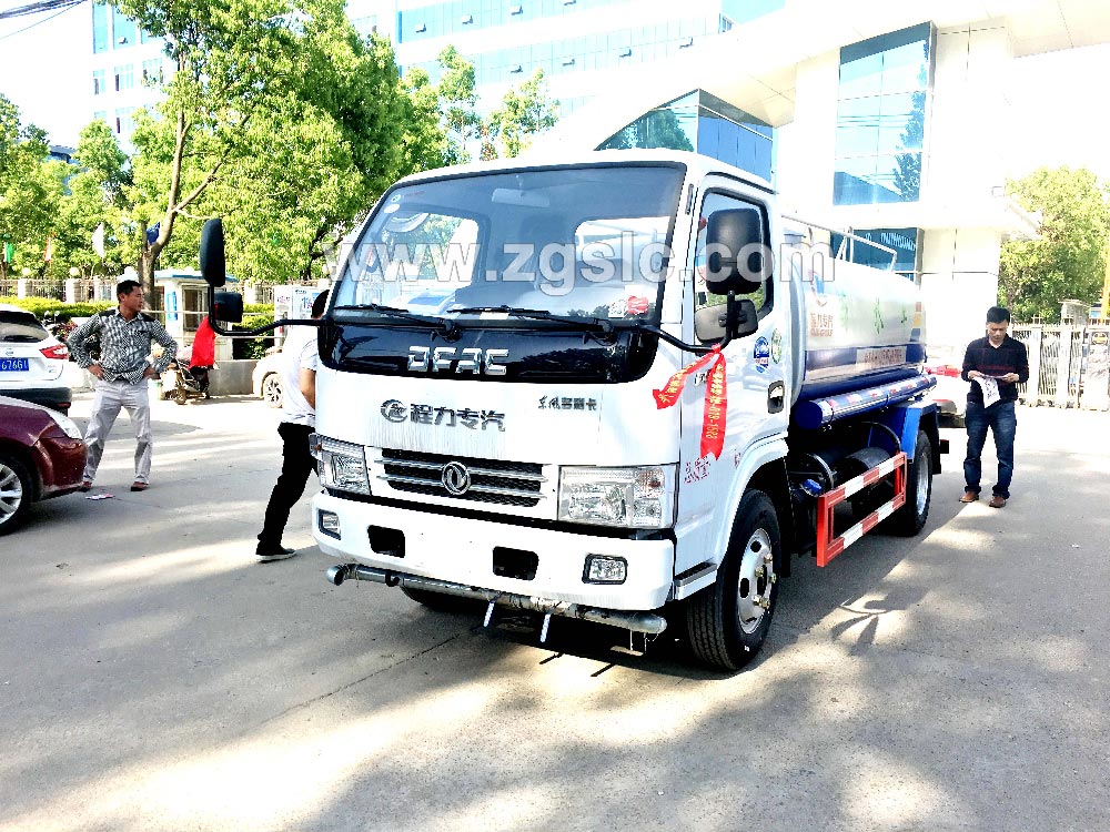 到湖北程力集團(tuán)訂購灑水車，現(xiàn)貨供應(yīng)隨時(shí)出發(fā)