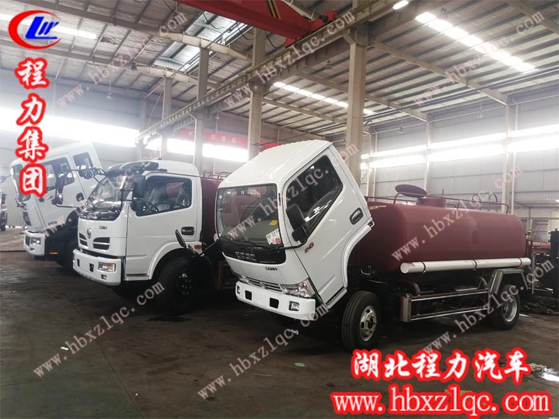 程力專用汽車股份有限公司灑水車披上華麗外衣，榮登閃亮舞臺(tái)