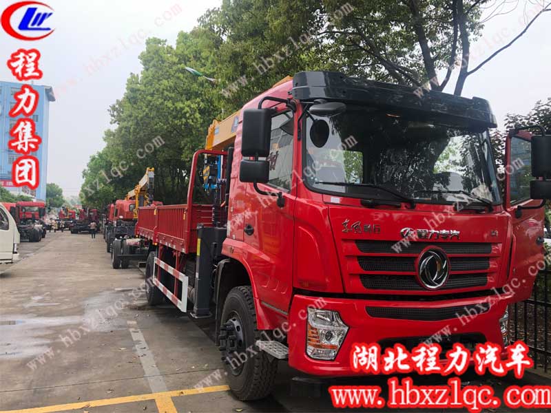 東風(fēng)暢行隨車吊已經(jīng)完工，停在車間門口