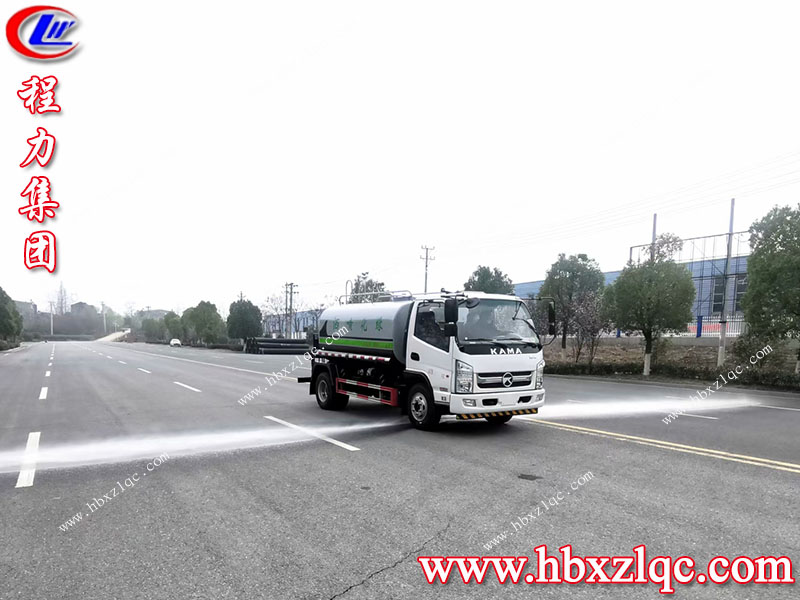 清明煙雨細(xì)——湖北程力凱馬6方灑水車風(fēng)雨不誤，在線試車。
